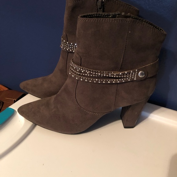 Shoes - Picture 6 of 8